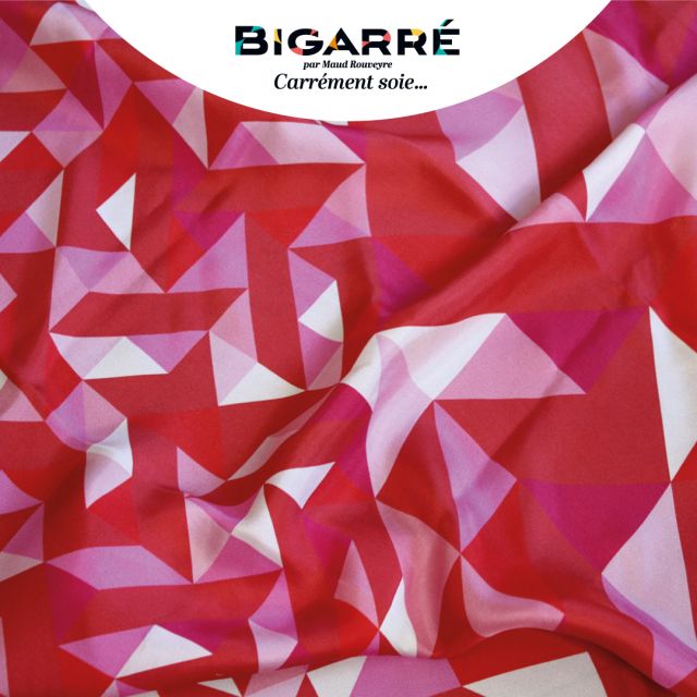 L'imprimé de notre carré en soie Le Fabuleux Tan s’organise d’une multitude de triangles colorés qui s’enchevêtrent. 
Cette série rappelle les formes géométriques et les incroyables associations de couleurs des années 70. Mais il est surtout inspiré du fameux jeu Tangram, ce fameux puzzle chinois.

🇫🇷
#madeinfrance #fabriqueenfrance #fabricationfrancaise #bandeau #foulardensoie #foularddesoie #carreensoie #carredesoie #serielimitee #graphique #couleur #accessoiredemode #personnalisation #nouveauté #soie #twilldesoie #createurfrancais #creatricefrancaise