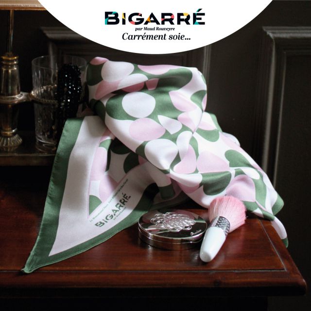 Rien de mieux que l'association des couleurs Vert Militaire Clair et Rose Fardé de notre foulard Le Monumental Paco pour un camouflage sexy qui vous protègera des petites fraîcheurs printanières ! 
Ce grand triangle de soie est parfait pour être glissé sur vos épaules ou enroulé autour de votre cou. Et les plus audacieuses le porteront même en dos-nu cet été...

🇫🇷
#madeinfrance #fabriqueenfrance #fabricationfrancaise #bandeau #foulardensoie #foularddesoie #carreensoie #carredesoie #serielimitee #graphique #couleur #accessoiredemode #personnalisation #nouveauté #soie #twilldesoie #createurfrancais #creatricefrancaise