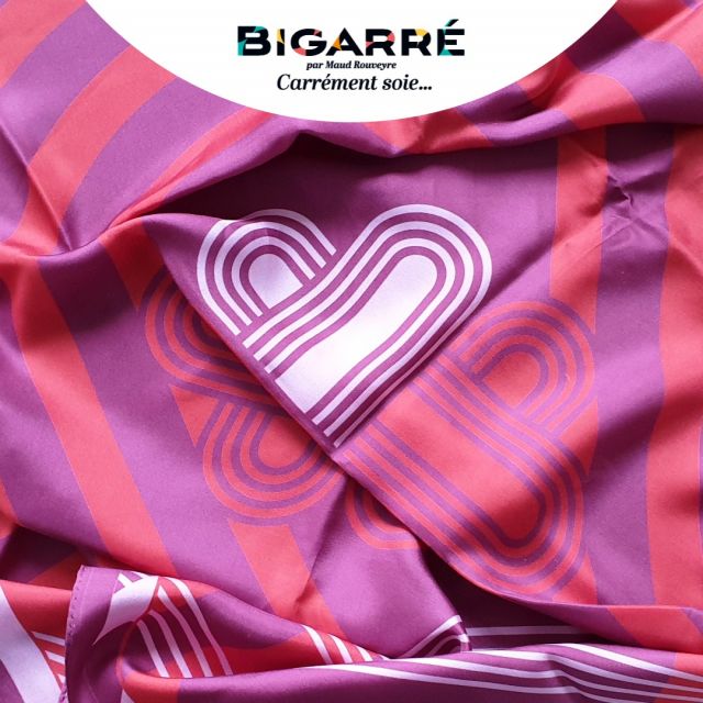 L'imprimé de notre foulard le Légendaire Aimé est composé de lignes parallèles, de perpendiculaires et de courbes dévoilant le dessin d’un cœur. 
Il est inspiré par les courants artistiques modernistes des années 20 ou 30 et de l’Art Déco.
 
🇫🇷
#madeinfrance #fabriqueenfrance #fabricationfrancaise #bandeau #foulardensoie #foularddesoie #carreensoie #carredesoie #serielimitee #graphique #couleur #accessoiredemode #personnalisation #nouveauté #soie #twilldesoie #createurfrancais #creatricefrancaise