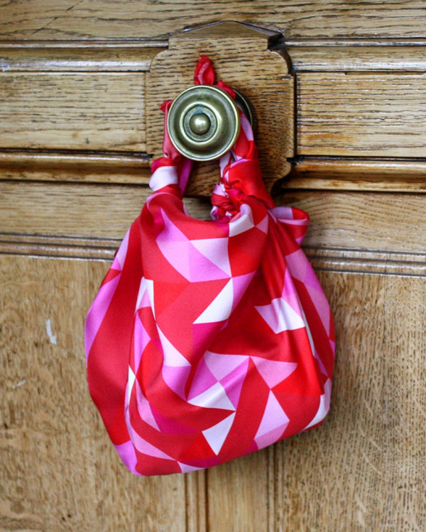 Improvisez un sac du soir avec votre carré en soie en utilisant la technique japonaise furoshiki !A l'origine, cette technique consistait à emballer ou à transporter des objets dans du tissus à base de pliages et de nœuds.
Détournée, elle vous permettra d'improviser une jolie bourse du soir en soie 👜 (ou un sac de jour avec un foulard en coton) !

🇫🇷
madeinfrance fabriqueenfrance fabricationfrancaise bandeau foulardensoie foularddesoie carreensoie serielimitee graphique couleur accessoiredemode soie twilldesoie creatricefrancaise modefrançaise furoshiki furoshikis furoshikibag