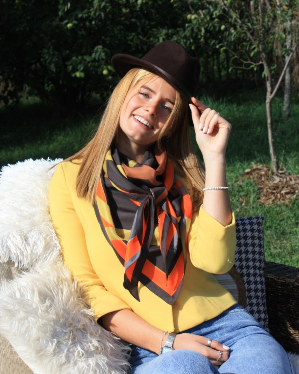 Tellement chic, notre foulard Le Monumental Christo dans ses couleurs ébène, châtaigne, bronze, orange et or !Un très grand triangle en soie qui nous entoure de douceur et nous préserve du froid en toute élégance...

🇫🇷
madeinfrance fabriqueenfrance fabricationfrancaise bandeau foulardensoie foularddesoie carreensoie carredesoie serielimitee graphique couleur foulardtriangle foulard foulardstyle FoulardFemme trianglescarf accessoiredemode soie twilldesoie createurfrancais creatricefrancaise