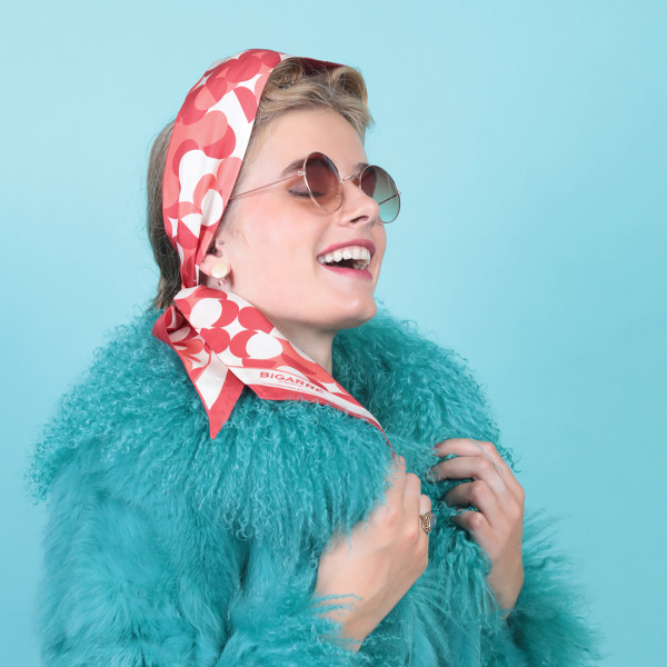 Il fait froid, mais on garde toujours le sourire grâce à nos foulards en soie !Rappelez vous que la soie est une matière naturelle thermorégulatrice qui agit comme un isolant naturel et tient chaud de façon toujours élégante. 😉

🇫🇷
madeinfrance fabriqueenfrance fabricationfrancaise bandeau foulardensoie foularddesoie carreensoie carredesoie serielimitee graphique couleur accessoiredemode personnalisation nouveauté soie twilldesoie createurfrancais creatricefrancaise modefrançaise bandeau ideecadeau twilly twillyscarf FoulardFemme foulardstyle foulardsoie seventiesstyle ideecadeaufemme antistatique